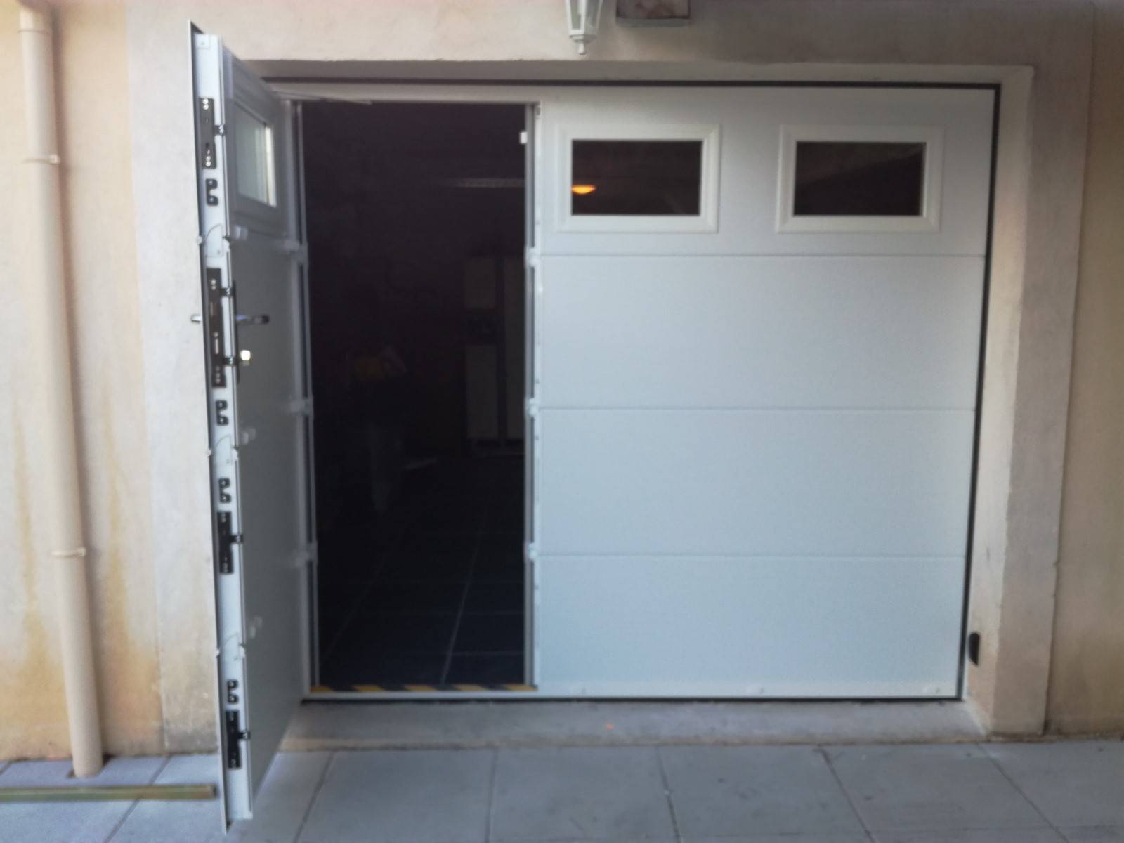 Porte de garage sectionnelle motorisée avec portillon