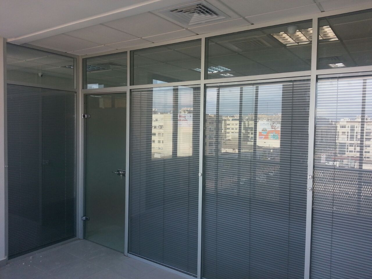 Cloison amovible double vitrage avec stores intégrés