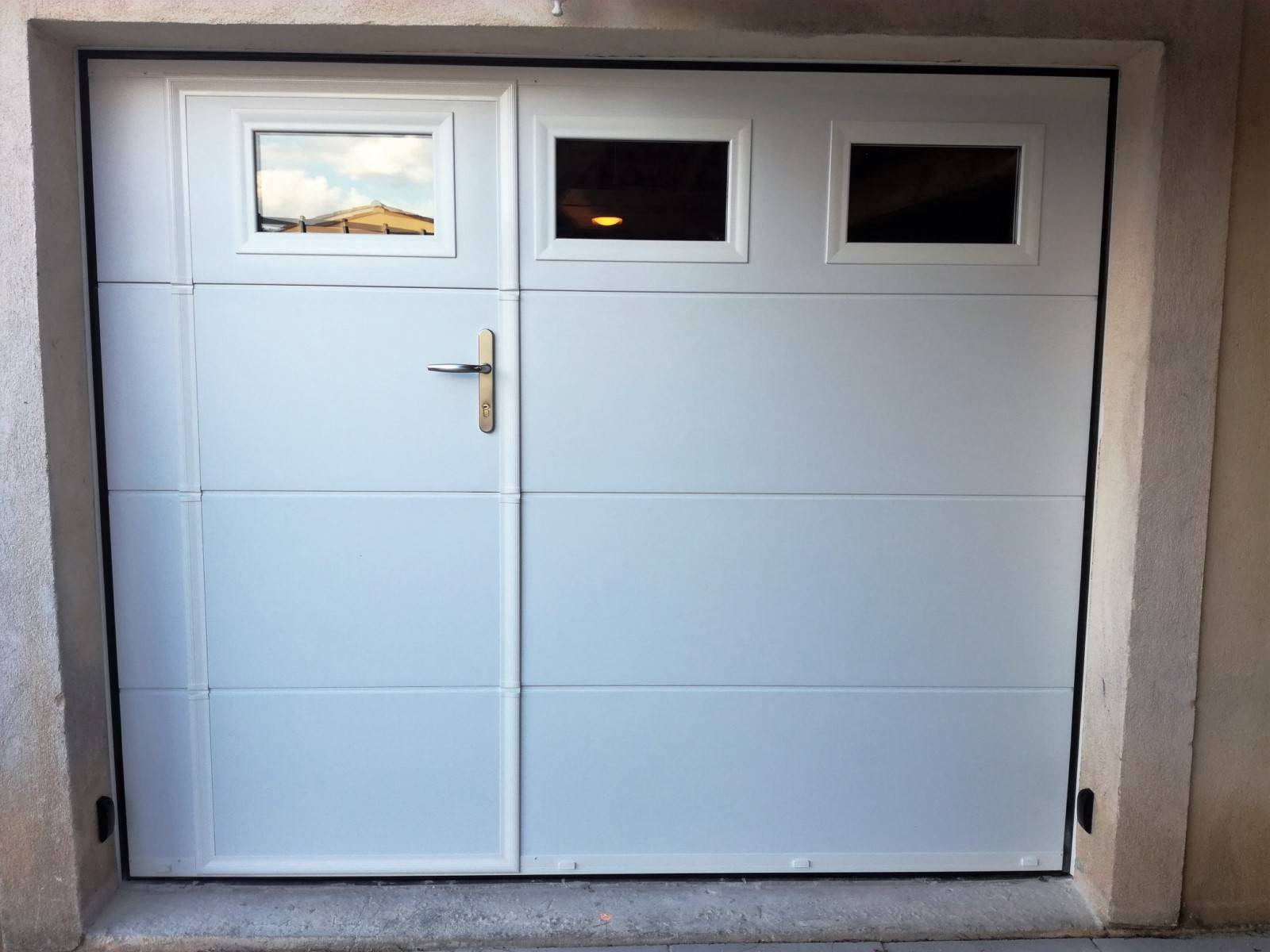 Porte de garage motorisée avec portillon intégré - Idées de travaux