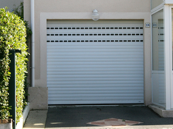 Porte de garage enroulable avec porte