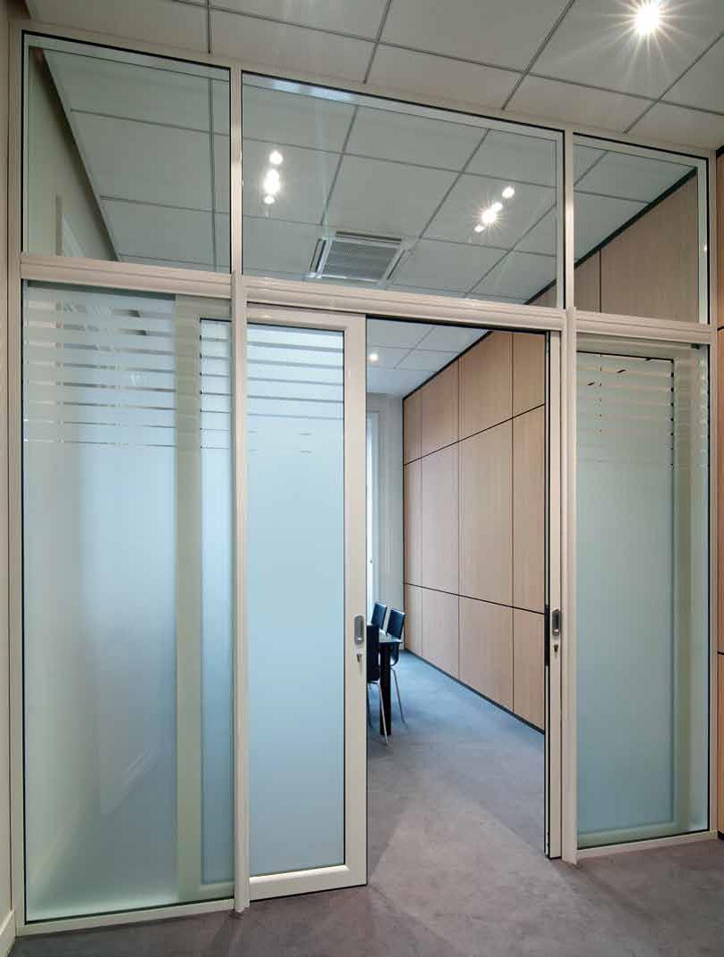 Cloison vitrée avec porte coulissante
