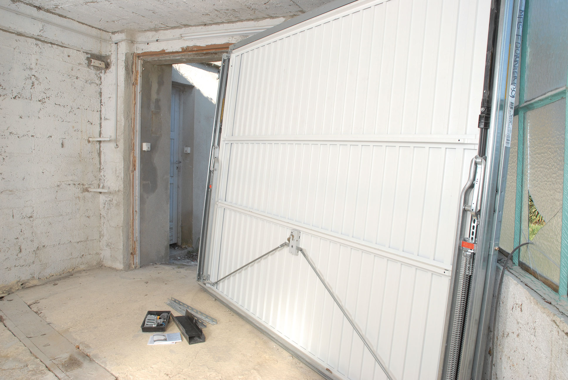 Montage d'une porte de garage sectionnelle motorisée hormann