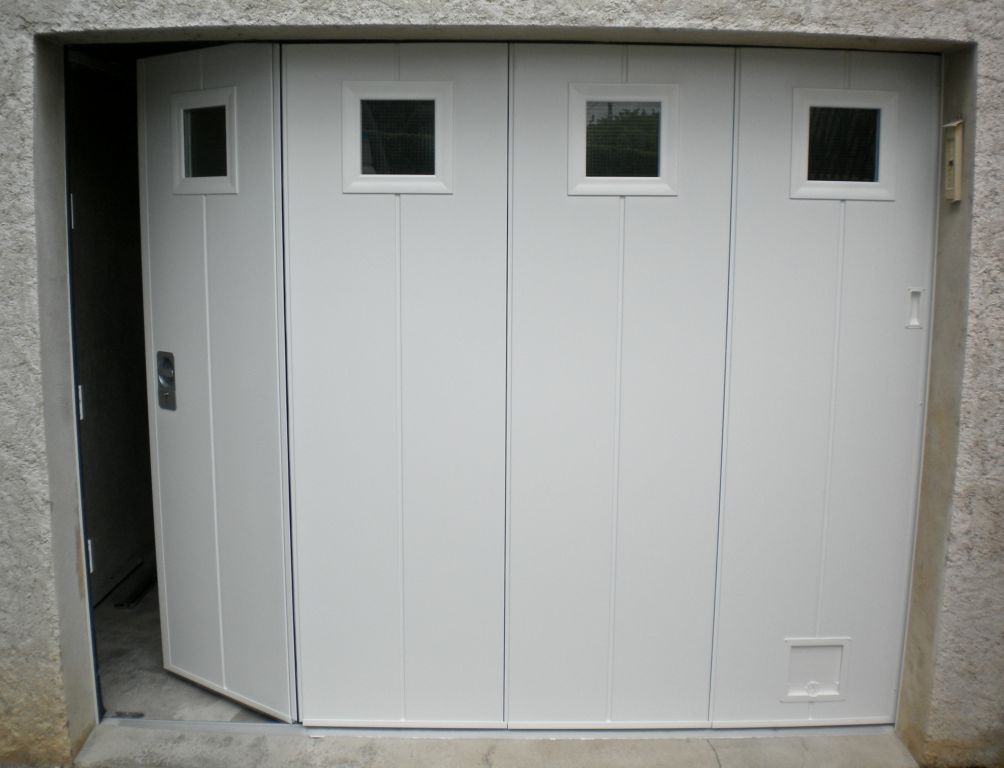 Porte de garage coulissante sur mesure avec portillon