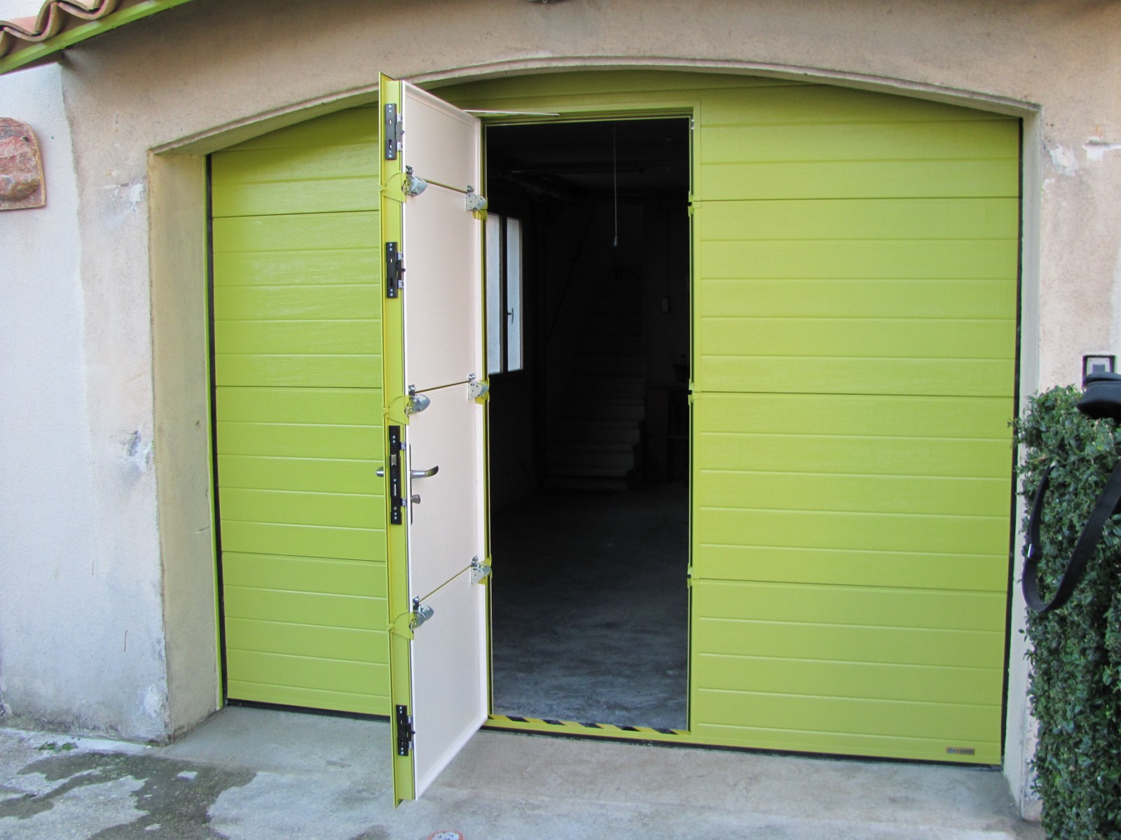 Porte de garage sectionnelle avec portillon couleur bois