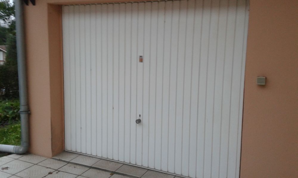 Porte de garage coulissante en pin d'oregon