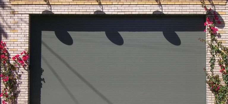Porte de garage qui s'ouvre seule