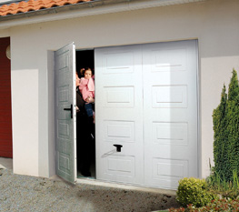 Porte de garage coulissante avec portillon motorisée