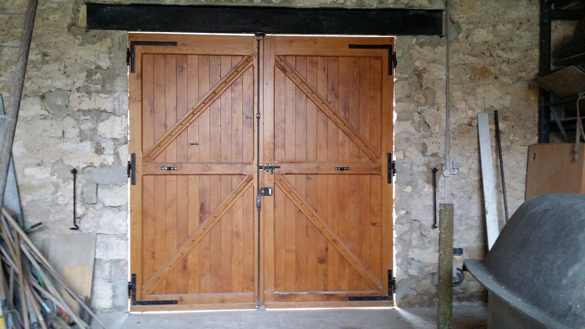 Porte de garage coulissante en bois sur mesure