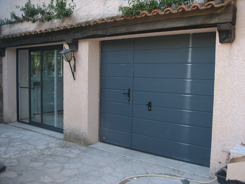 Porte de garage enroulable motorisée avec portillon - Idées de travaux