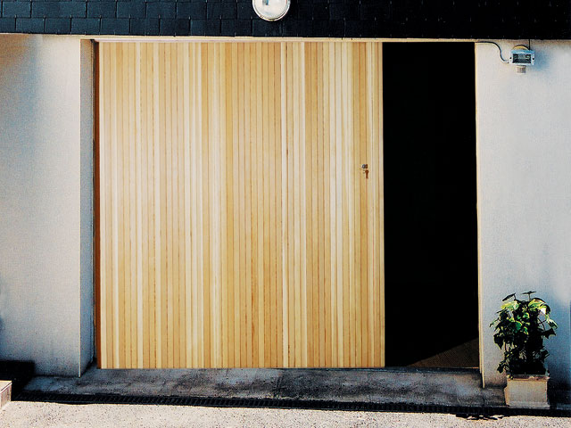 Porte de garage en bois coulissante