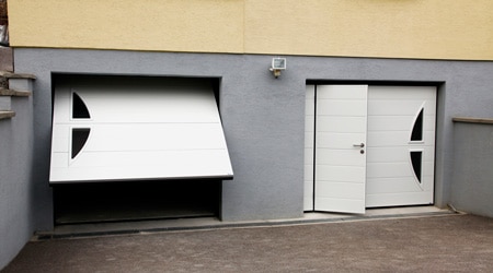 Porte de garage avec portillon central