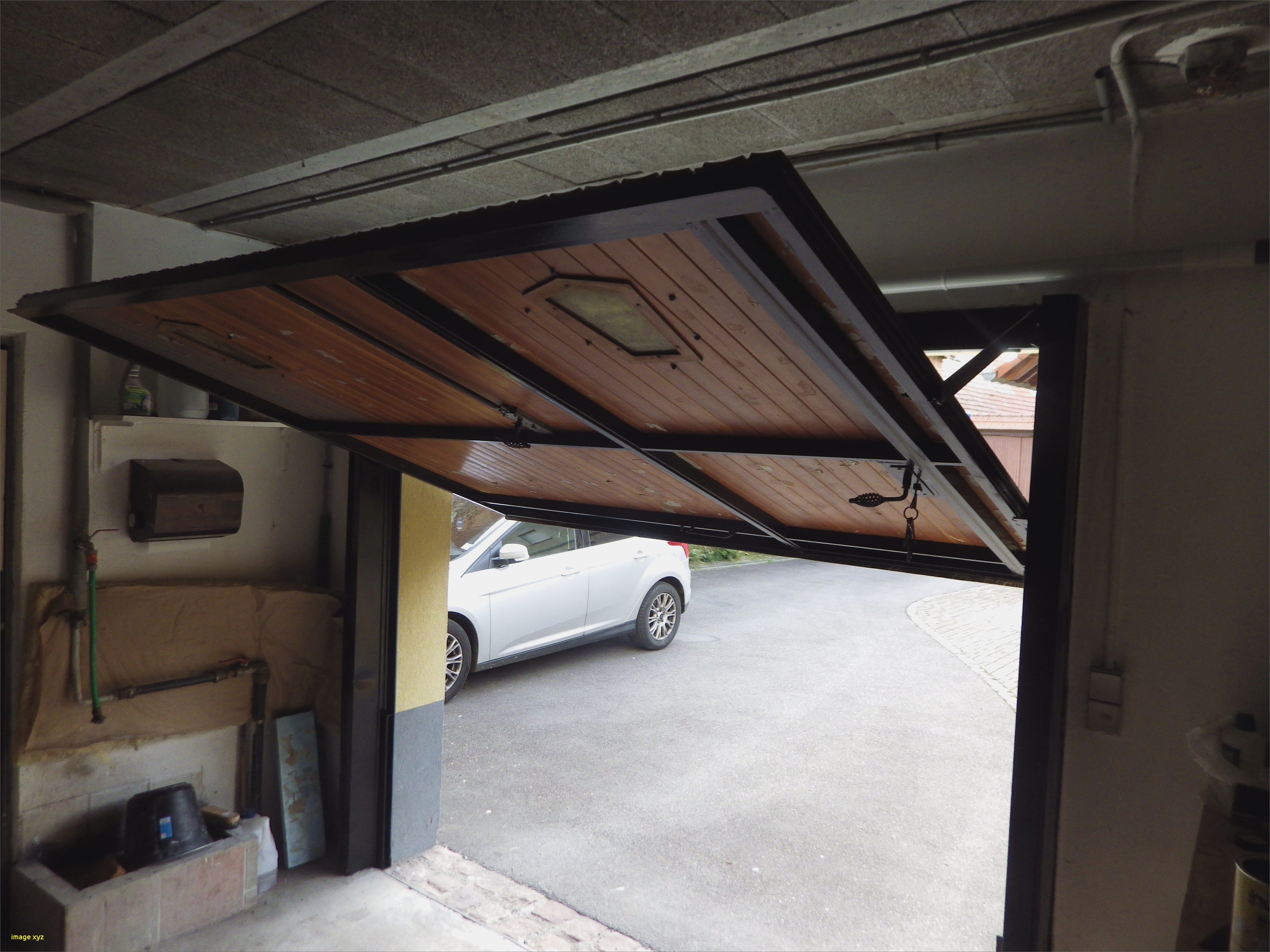 Porte de garage basculante avec contrepoids