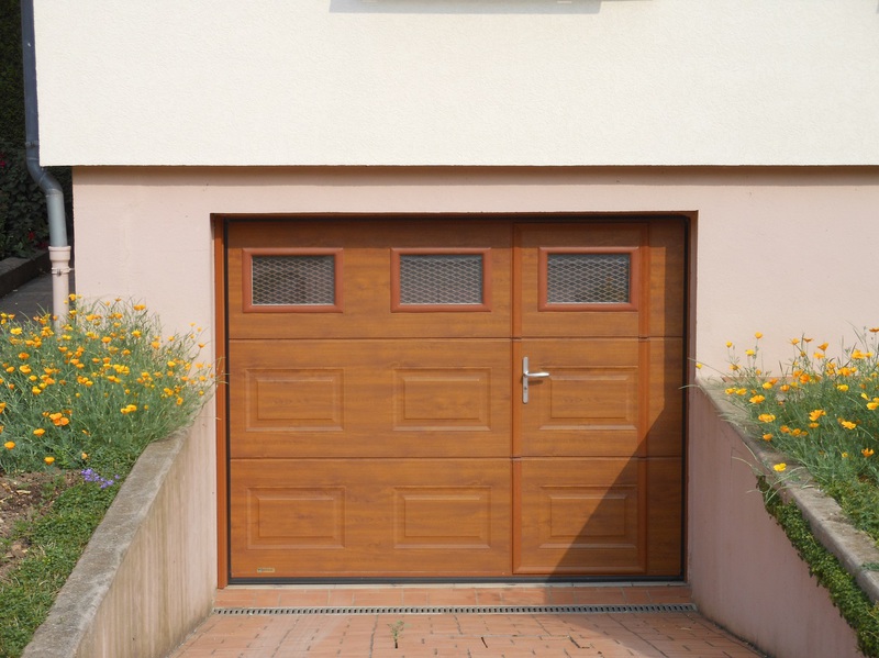 Porte de garage avec portillon en bois