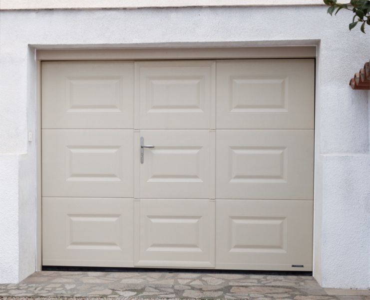 Porte de garage basculante motorisée avec portillon