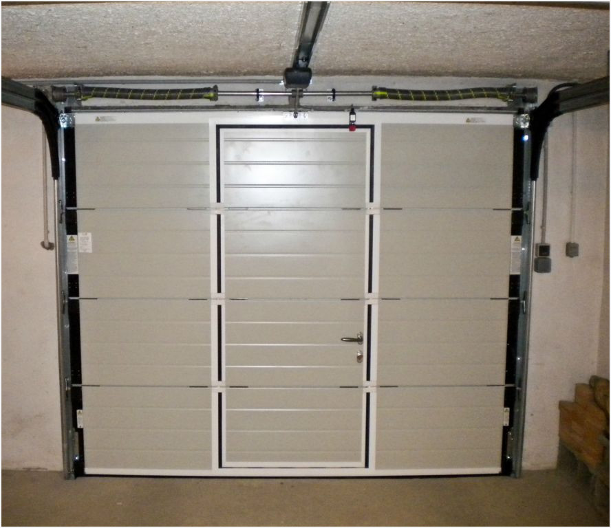 Porte de garage avec portillon automatique