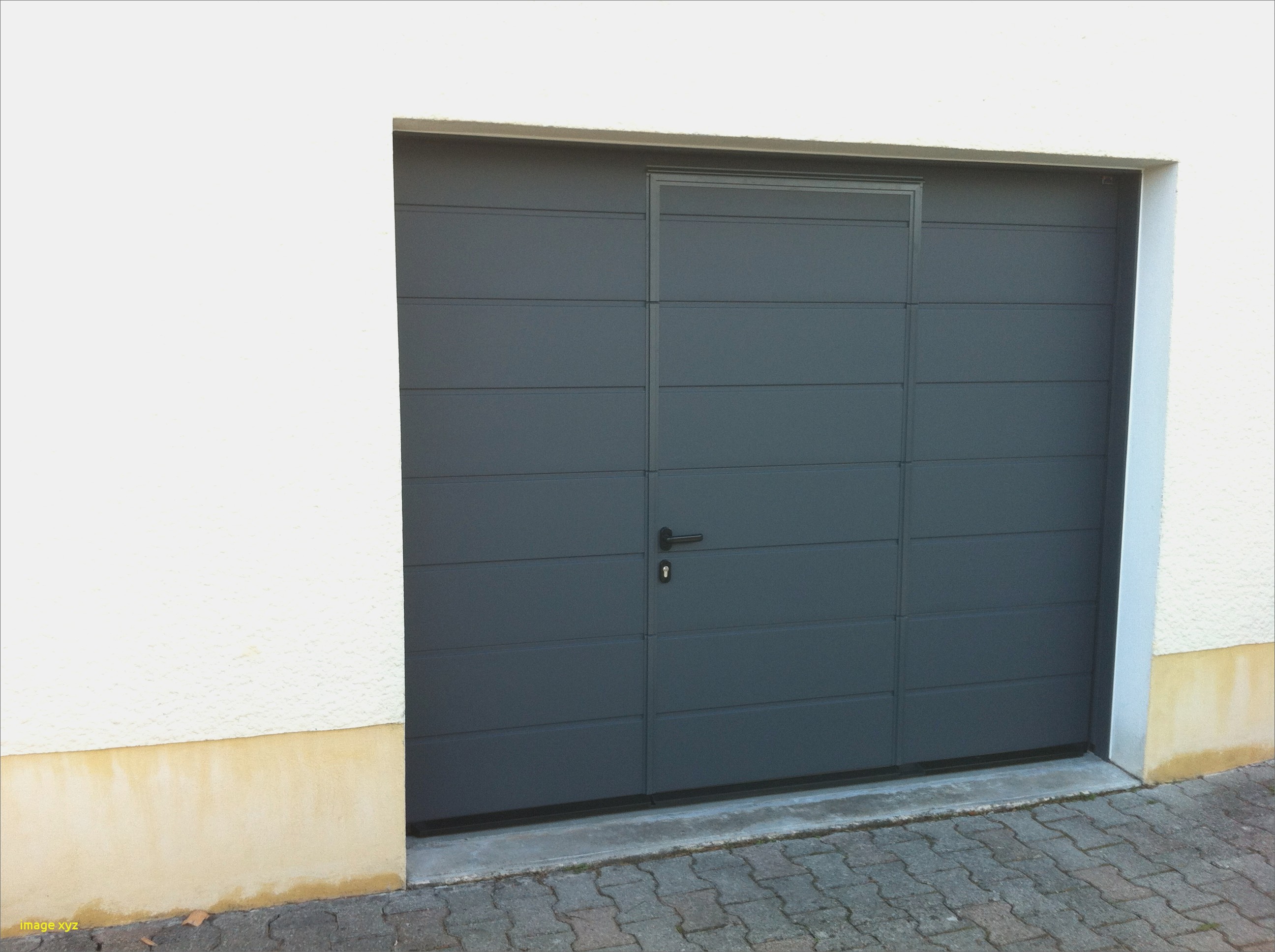 Porte de garage avec portillon en alsace