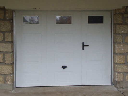 Porte de garage basculante débordante isolante avec portillon