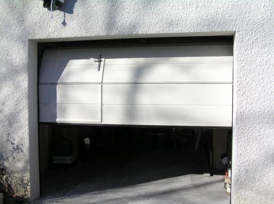 Porte de garage sectionnelle avec portillon chez lapeyre