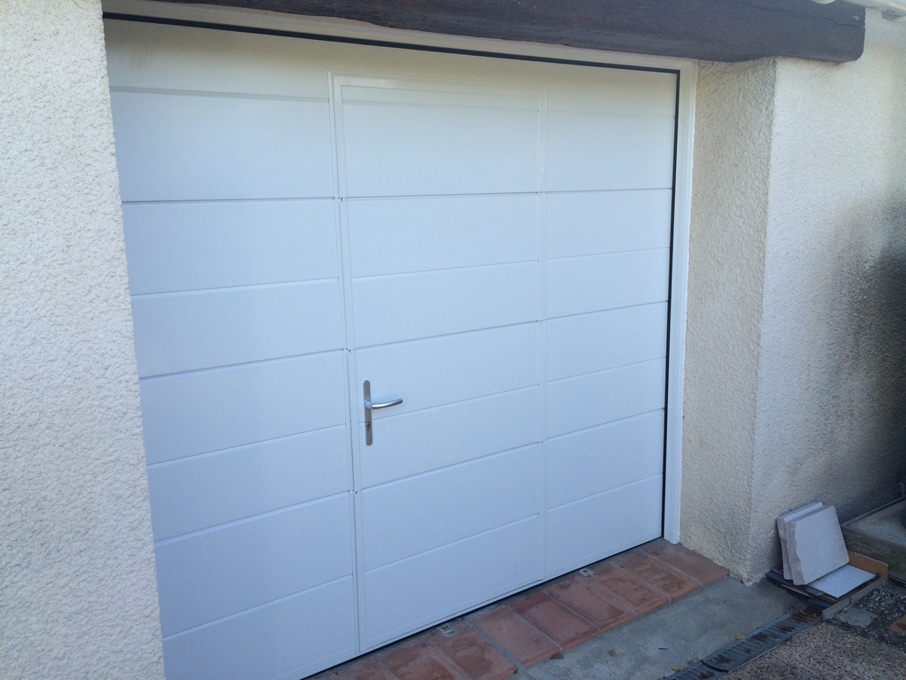 Installer une porte de garage avec portillon