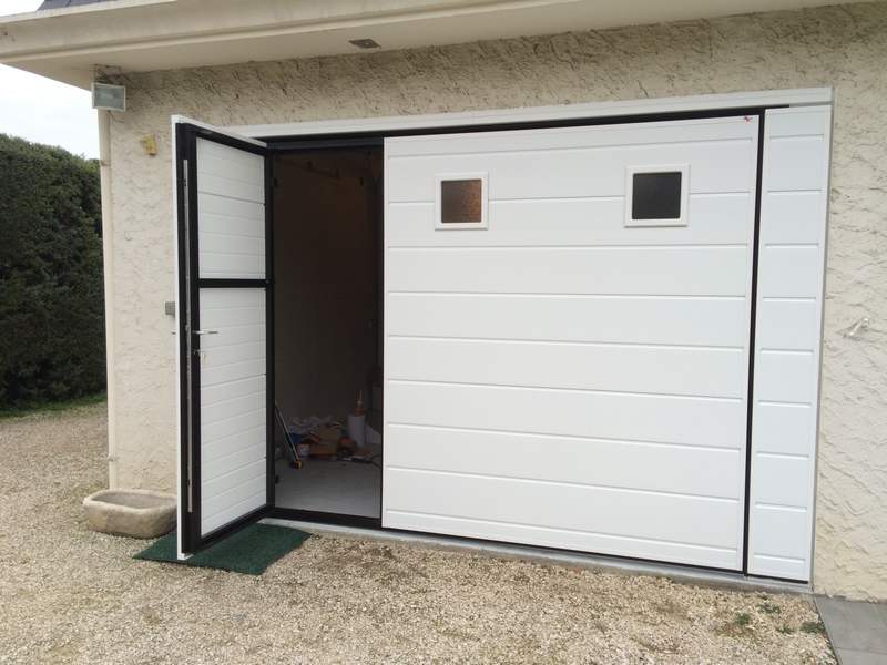 Porte de garage debordante avec portillon