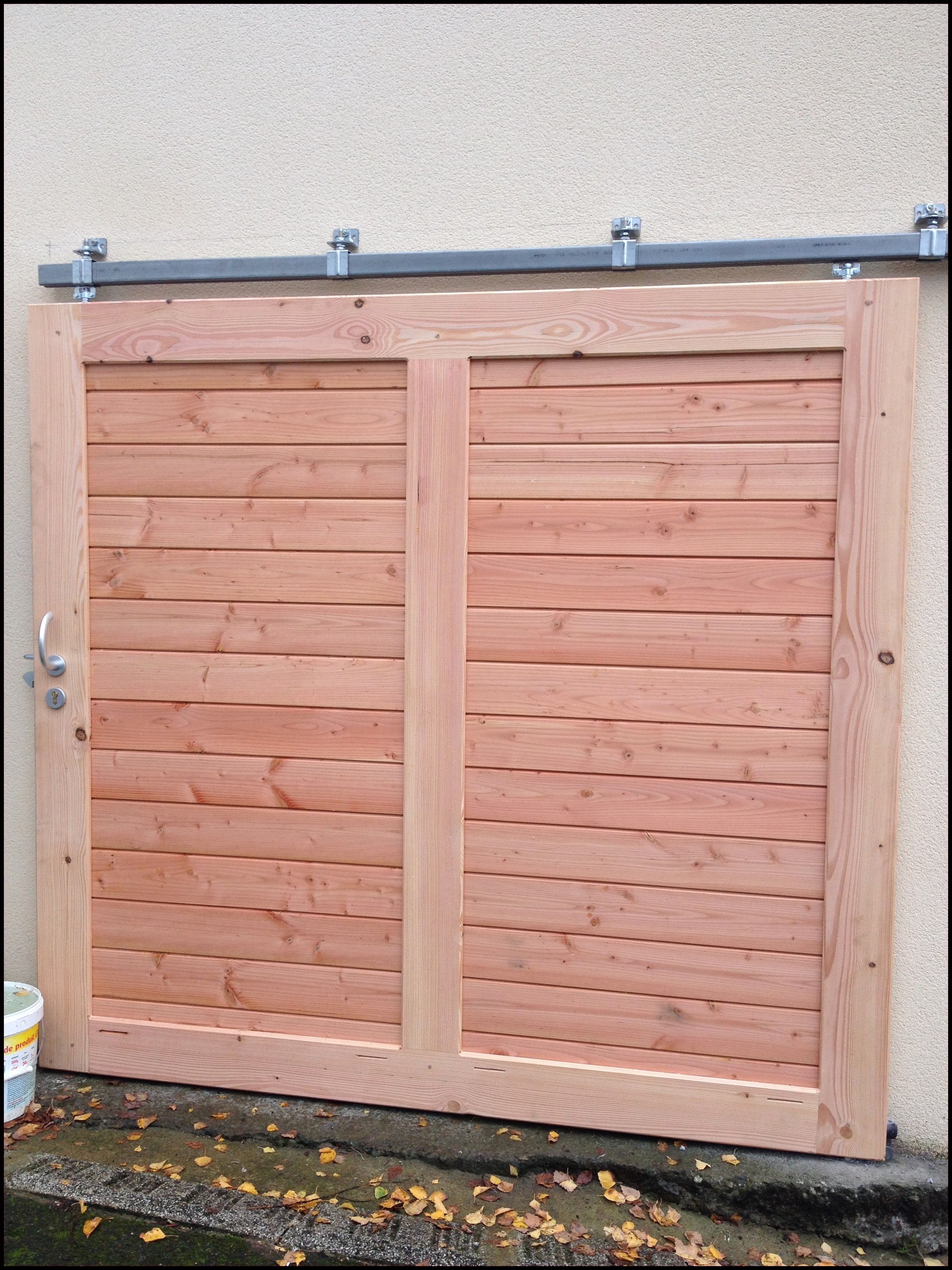 Porte de garage coulissante en bois exotique