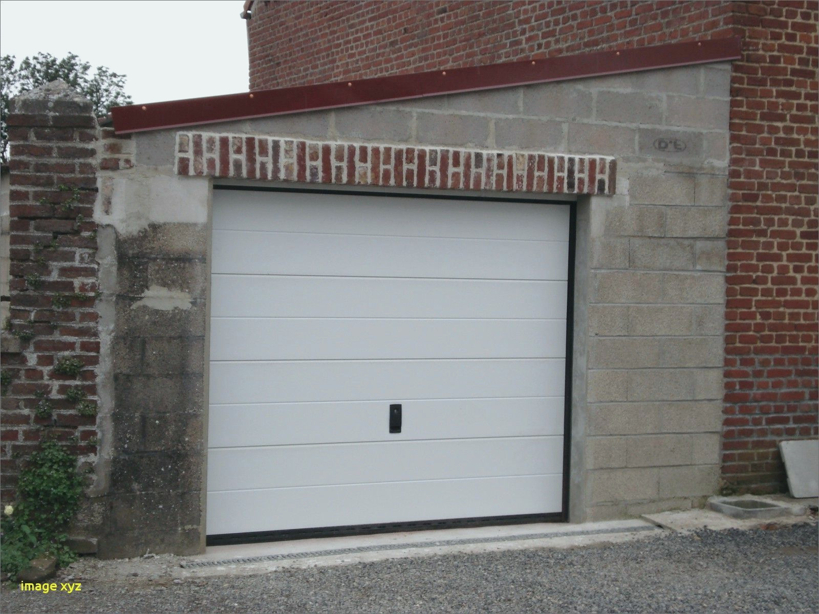 Porte de garage sectionnelle ouverte