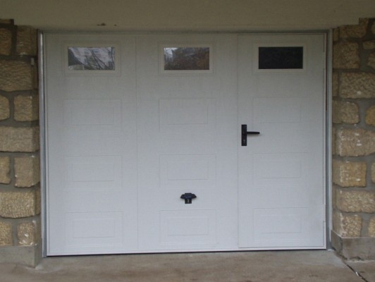 Porte de garage basculante avec portillon lapeyre