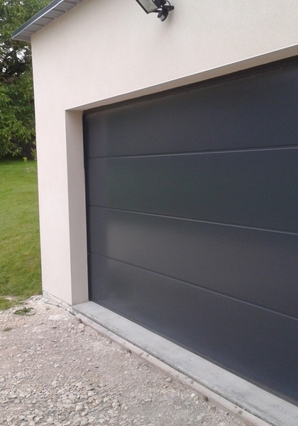 Porte de garage sur mesure avec portillon