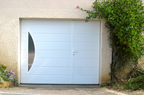 Porte de garage basculante avec hublot