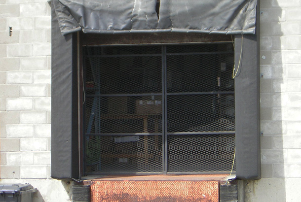 Porte de garage grillagée