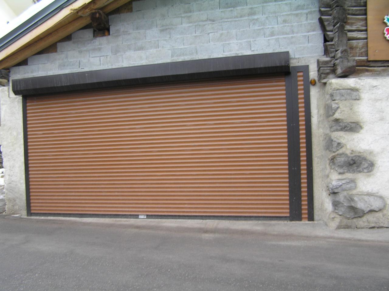 Porte de garage enroulable à l'extérieur
