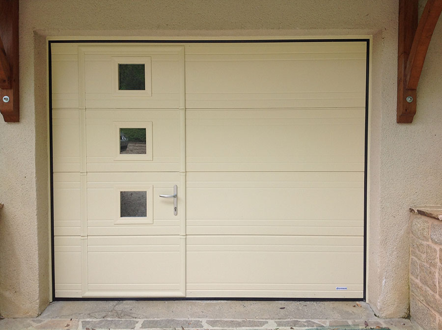 Porte de garage avec portillon et hublot