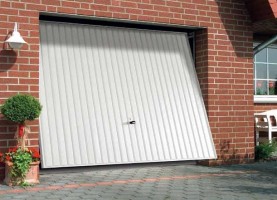 Porte de garage basculante débordante ou sectionnelle