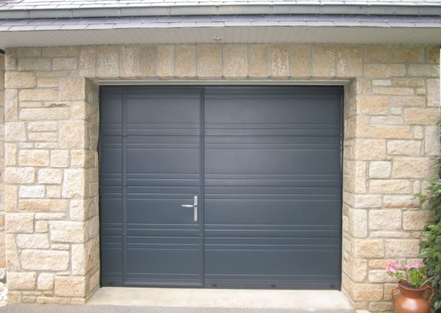 Porte de garage sectionnelle motorisée avec portillon et hublot - Idées