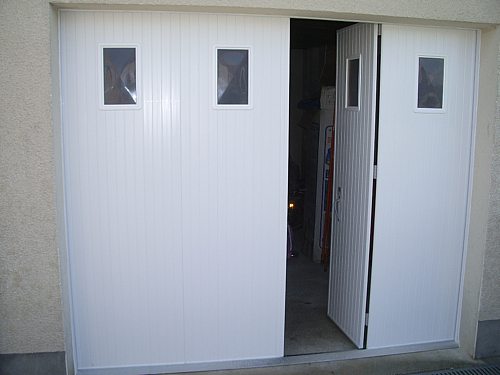 Porte de garage coulissante avec hublot