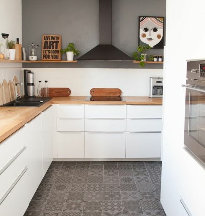 Peinture dans cuisine blanche