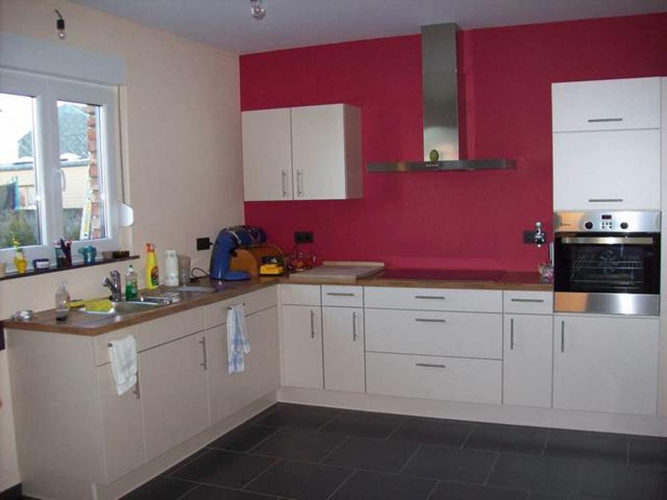 Cuisine blanche peinture rouge