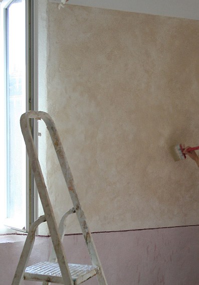 Peinture acrylique sur mur en chaux