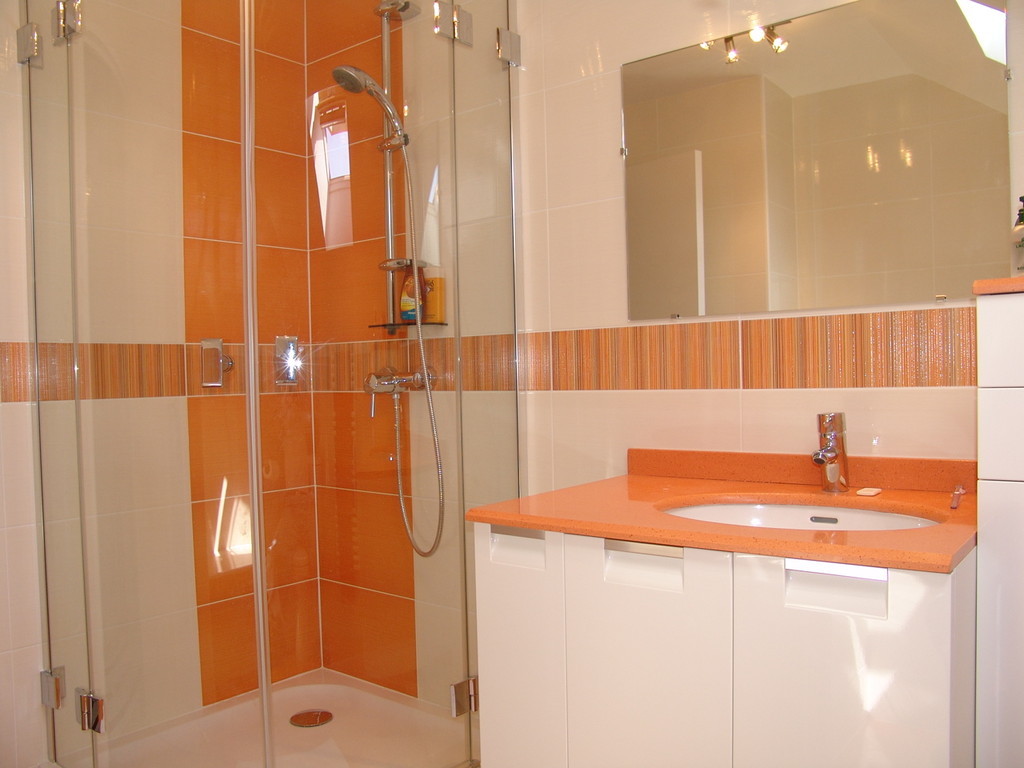 Peinture carrelage salle de bain orange