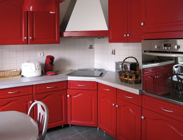 Peindre meuble cuisine en rouge