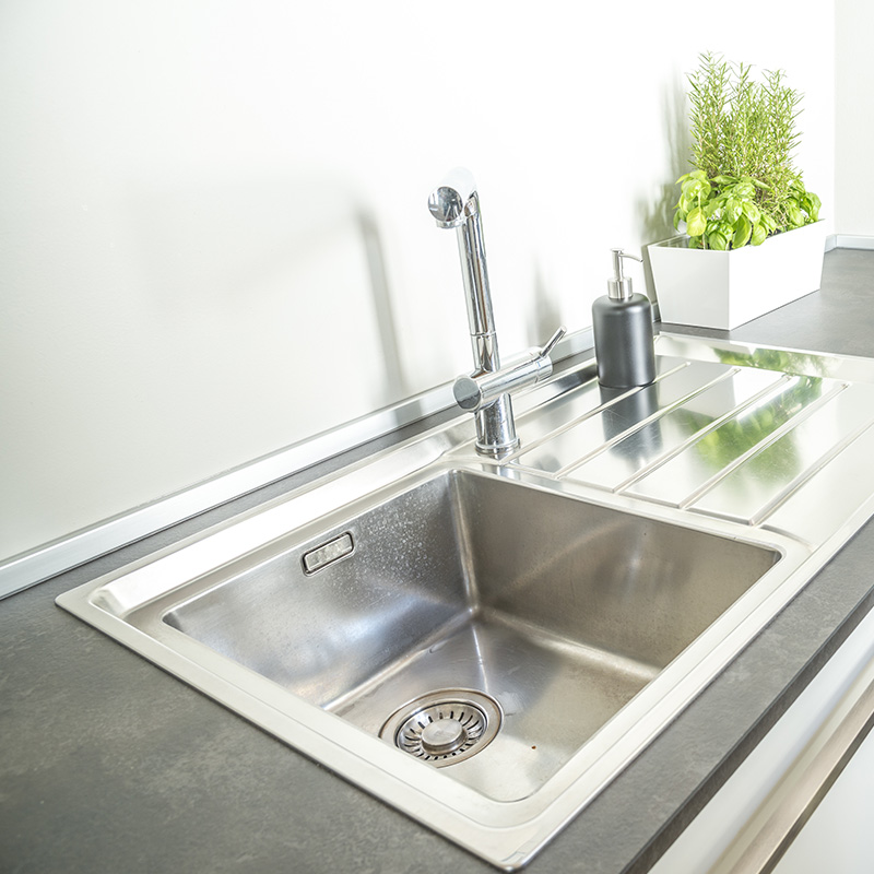 Evier inox et eau de javel