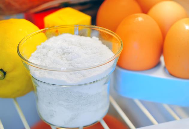 Nettoyer evier inox avec bicarbonate