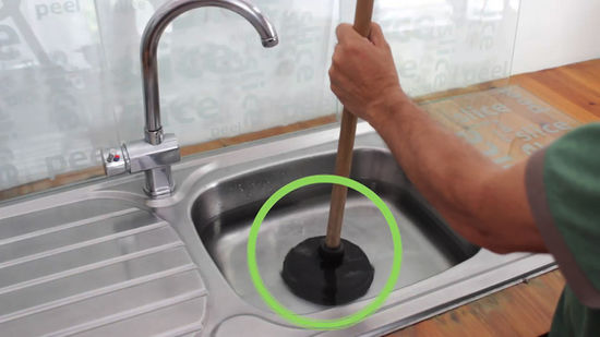 Comment déboucher un évier rempli d eau