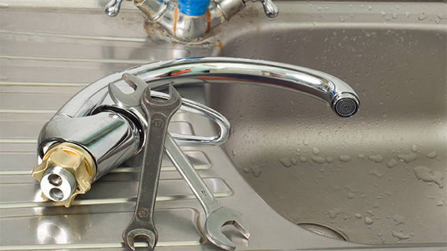 Installer robinet evier