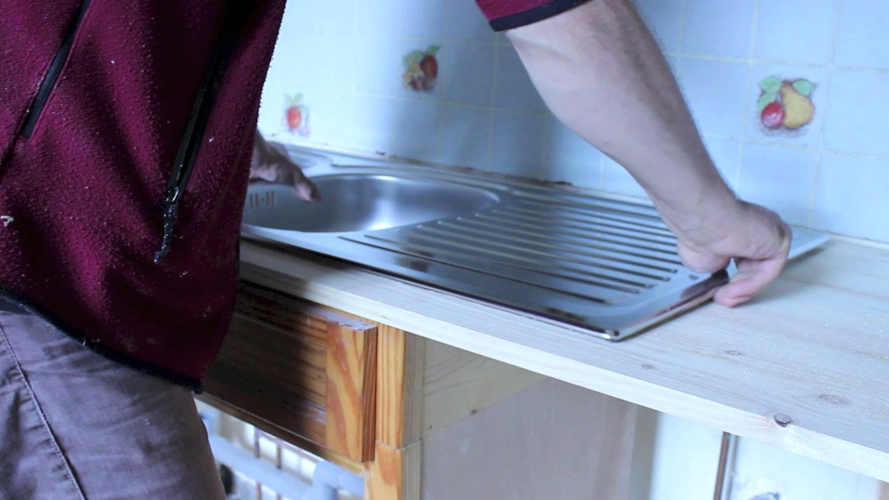 Comment fixer un evier en inox sur un meuble
