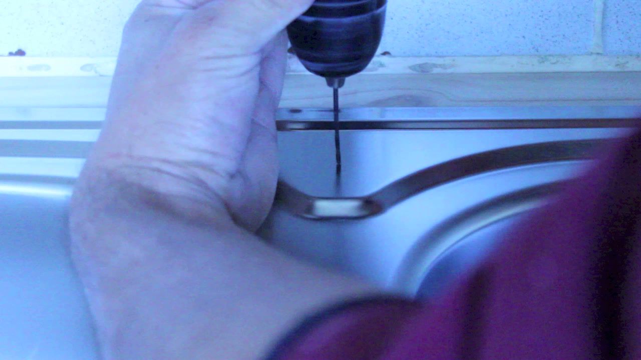 Fixation robinet sur evier inox