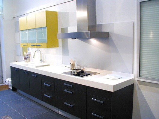 Evier inox sur plan de travail blanc