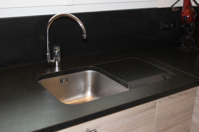 Evier inox sous plan de travail granit