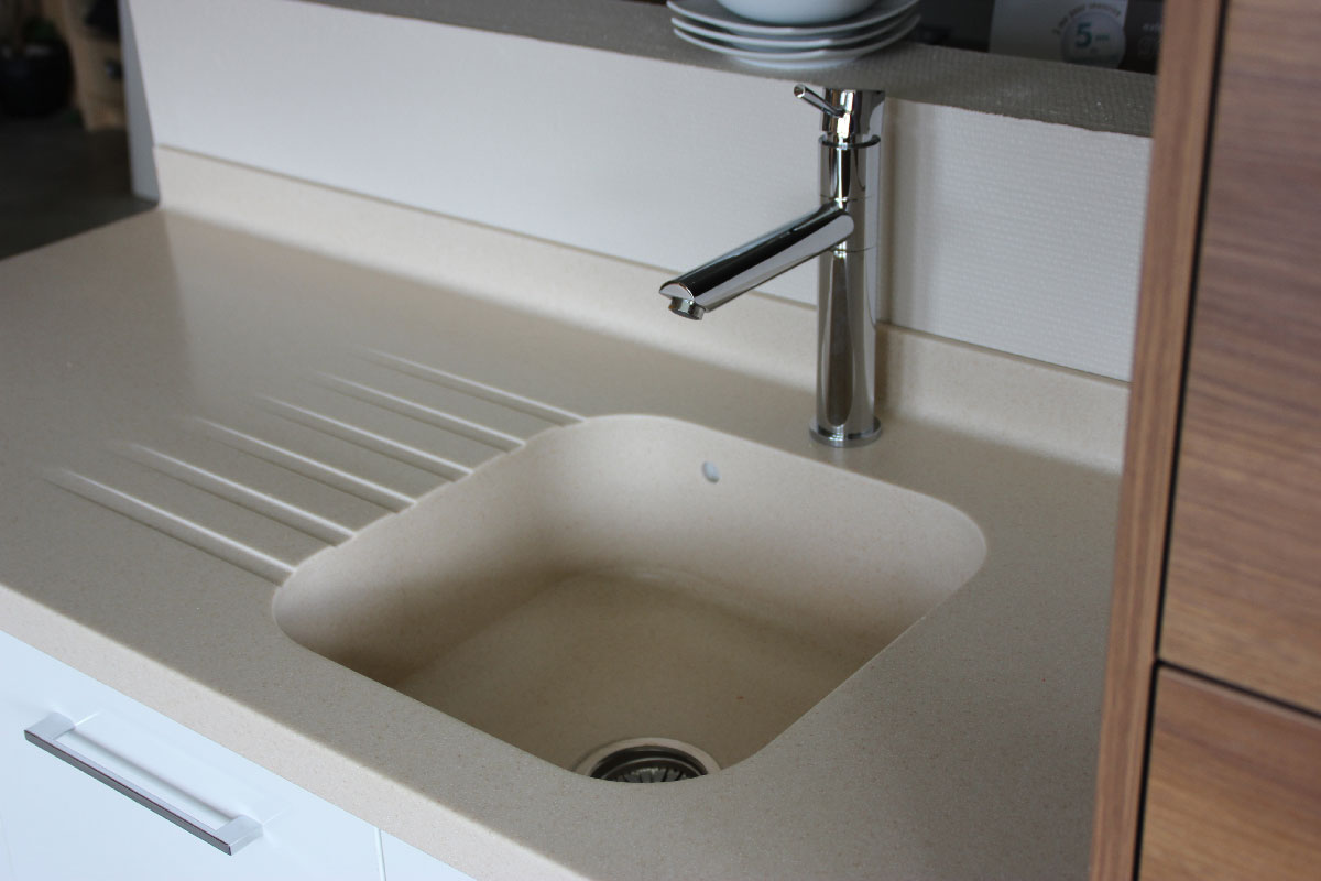 Plan de travail avec evier et plaque de cuisson