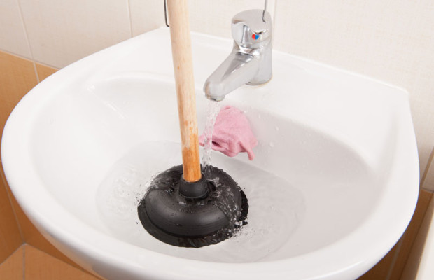 Déboucher évier avec ventouse